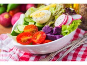Gemischter Salat mit reichliche gemüse, das perfekte Low Carb Mittagessen