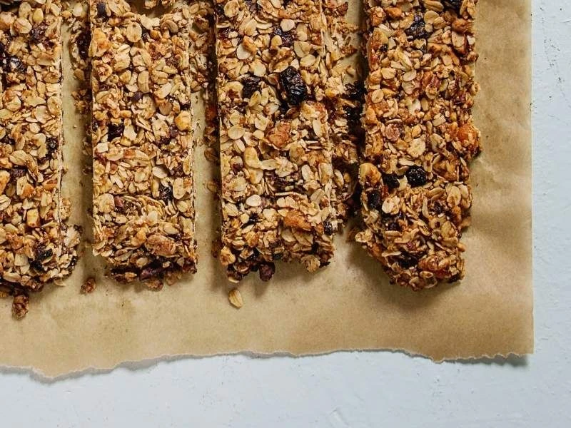 Müsliriegel mit getrocknete Aroniabeeren