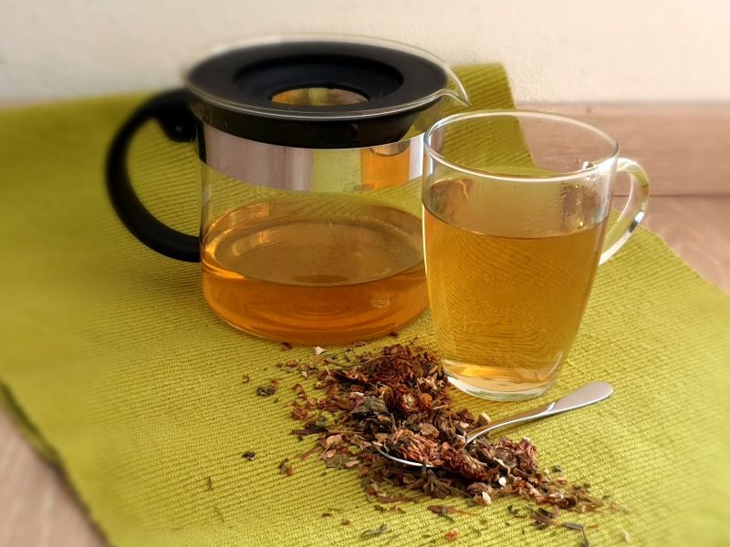 Indianertee mit Tasse und Kanne