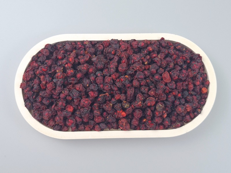 getrocknete Schizandra Beeren in einer Schale von oben
