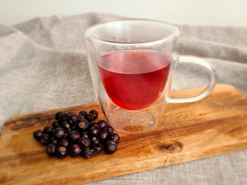 gefriergetrocknete-schwarze-johannisbeeren-tee