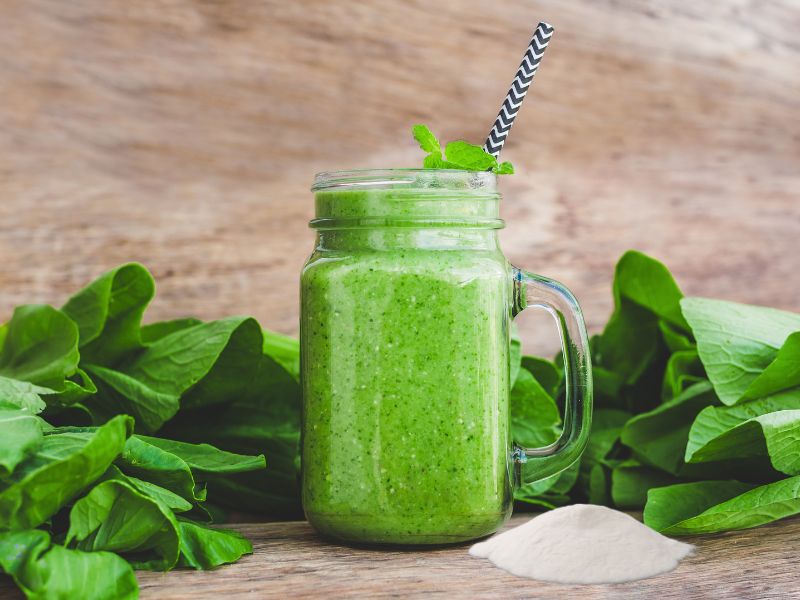 Dolomit Pulver mit grünem Smoothie