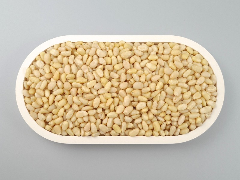 Bio Zedernusskerne in einer Schale von oben