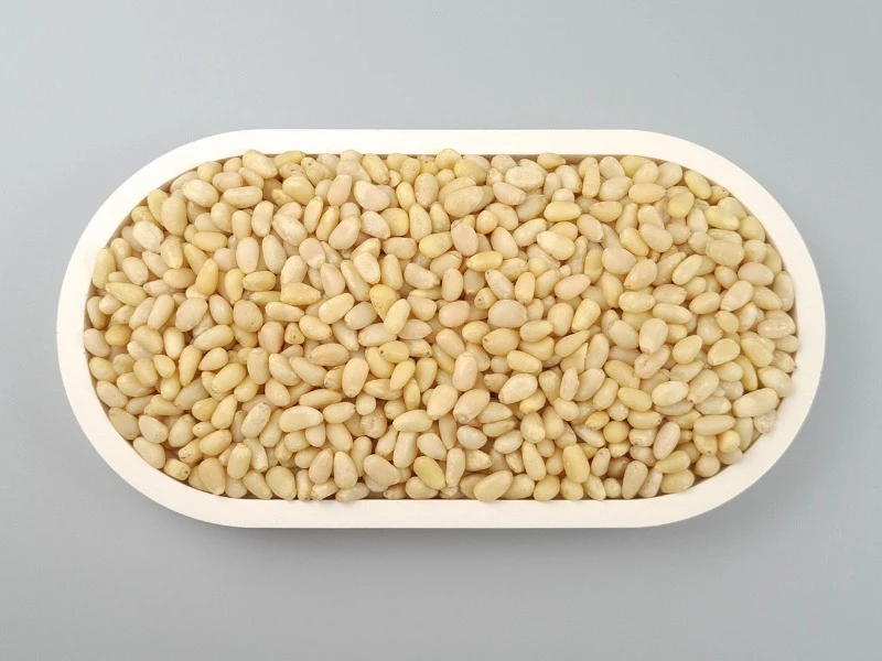 Bio Zedernusskerne in einer Schale von oben