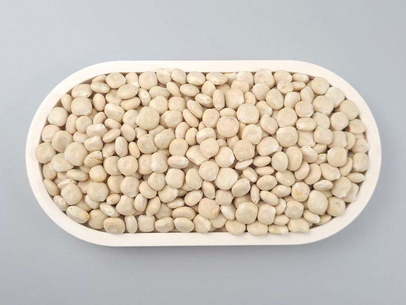 Bio Süßlupinsamen in der Schale von oben