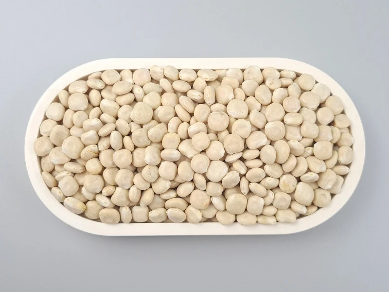 Bio Süßlupinsamen in der Schale von oben