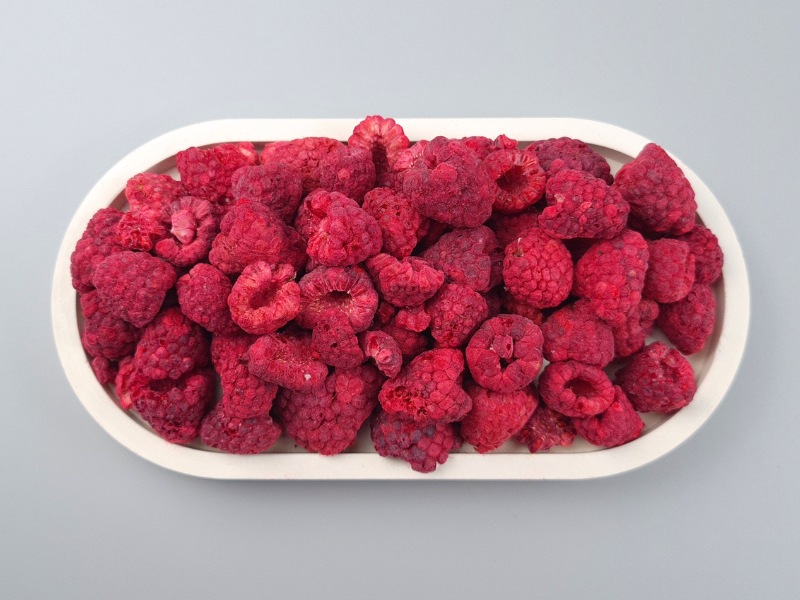 gefriergetrocknete-himbeeren-schale-oben Gefriergetrocknete Himbeeren in der Schale von oben