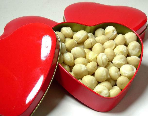 Macadamia-Herz, 150g ganze Premium-Macadamiakerne, natur ungeröstet in Herzdose