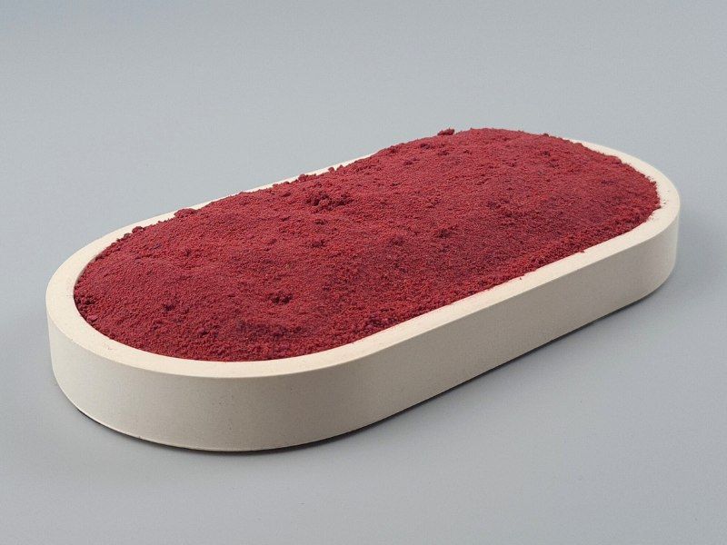 Rotes Glas rotes Smoothiepulver in Schale