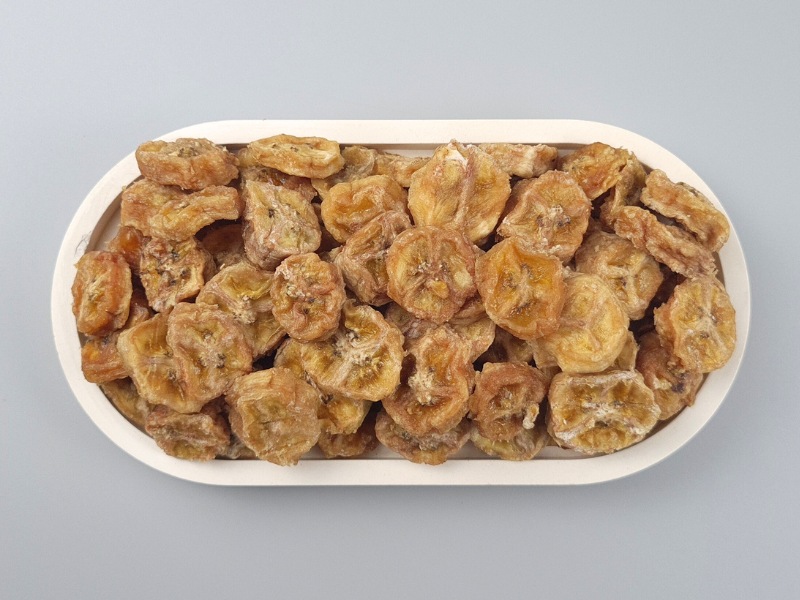 Getrocknete Bio Bananenscheiben aus Babybananen in einer Schale