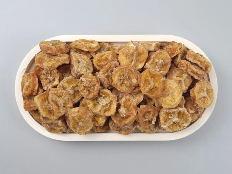 Getrocknete Bio Bananenscheiben aus Babybananen in einer Schale