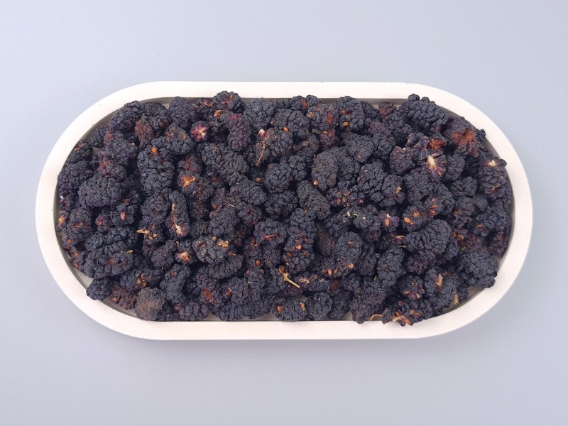 Schwarze bio Maulbeeren getrocknet in einer Schale von oben