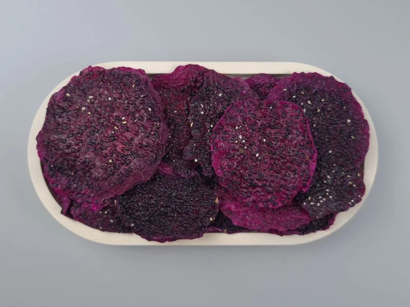 getrocknete Drachenfrucht in einer weißen Schale von oben