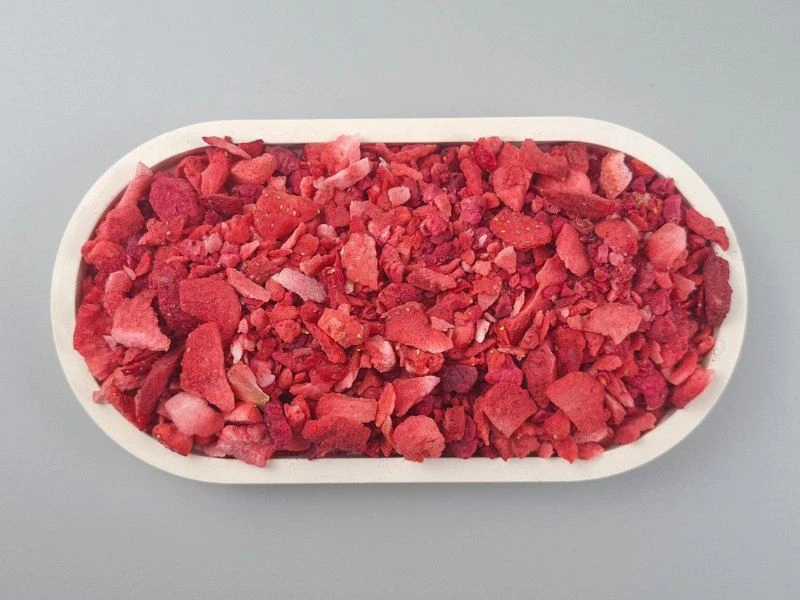 Beerenkrümel Erdbeeren Himbeeren in einer Schale von oben