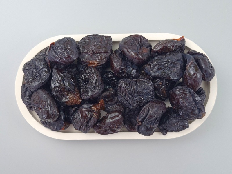 Pflaumen getrocknet in einer Schale von oben