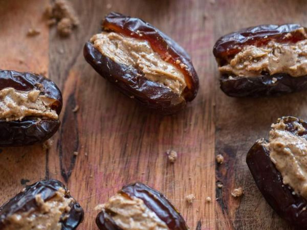 Schokoladen Datteln gefüllt mit Mandelmus und Keksteig 