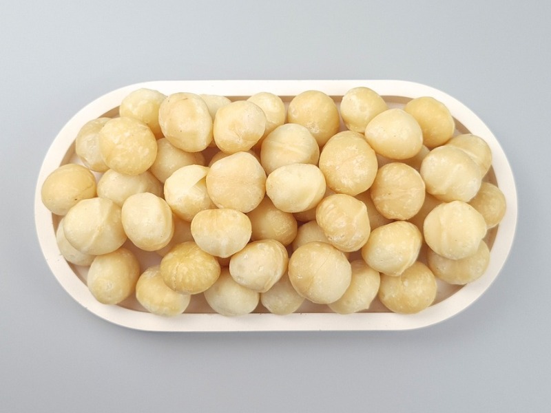 rohe Macadamia in einer Schale