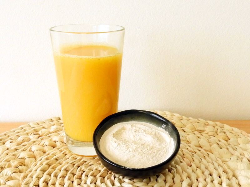 Akazienfaser Pulver im Orangensaft