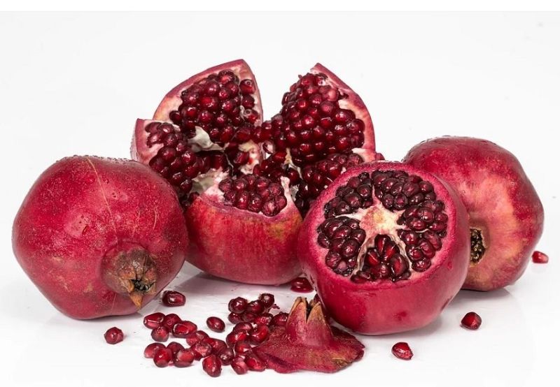 Granatapfelkerne-mit-Frucht