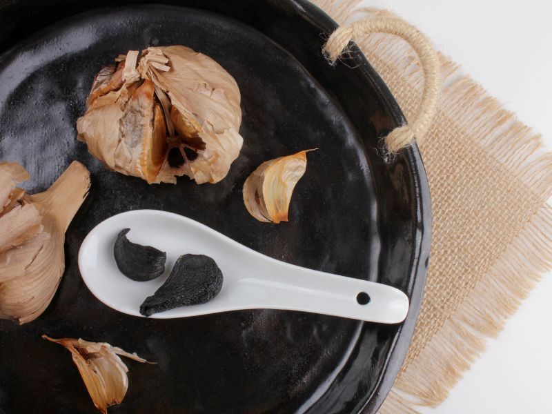 Schwarzer Knoblauch Bio auf Löffel