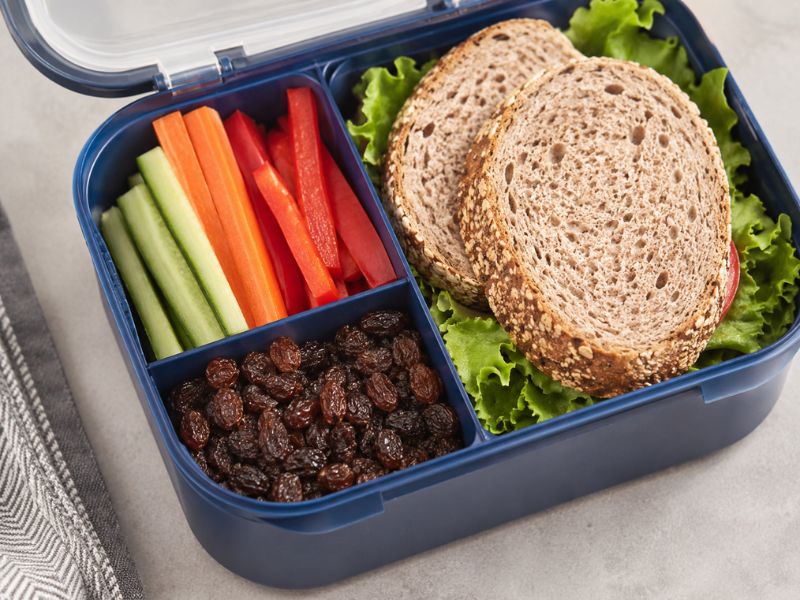 Sultaninen als Snack in Brotdose mir Rohkost und Pausenbrot