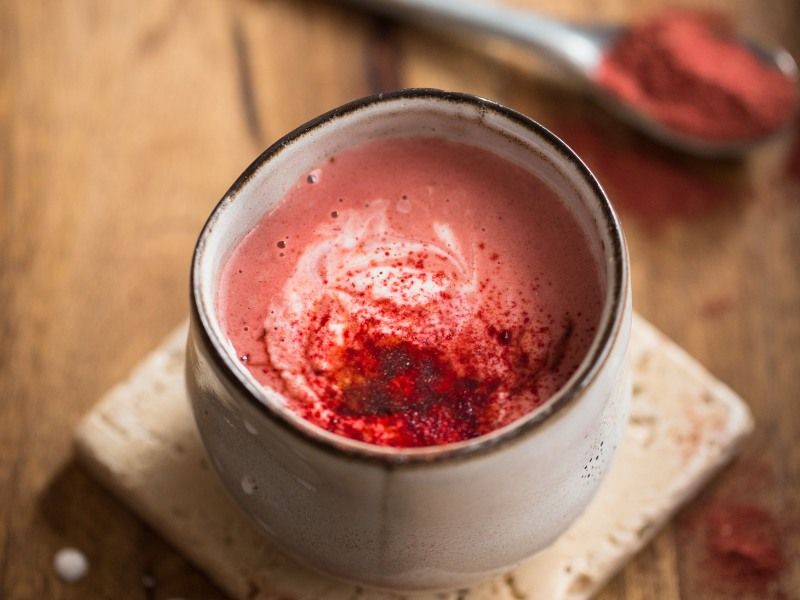 pinc-tumeric-latte-mit-rote-beete-pulver