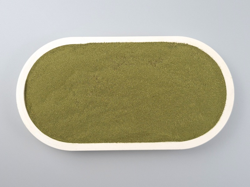 Brennnesselpulver in der Schale von oben