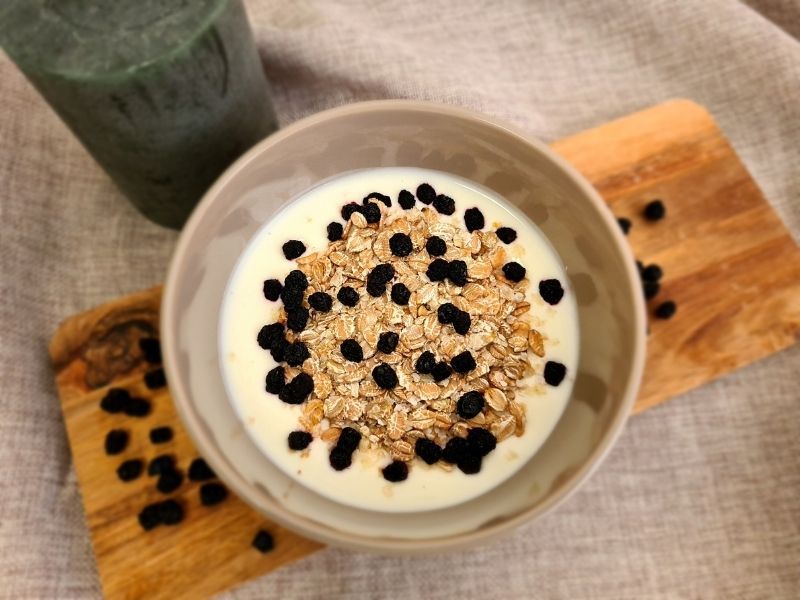 getrocknete Aroniabeeren mit Müsli - Serviervorschlag