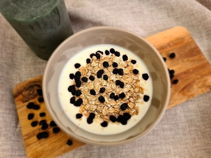 getrocknete Aroniabeeren mit Müsli - Serviervorschlag