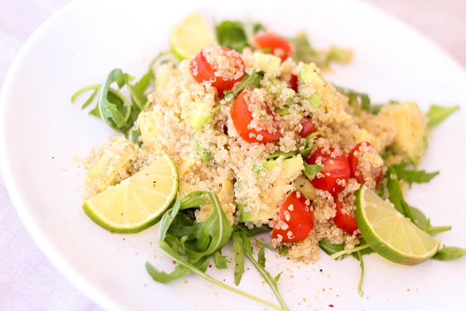 bio-quinoa-natur-im-salat