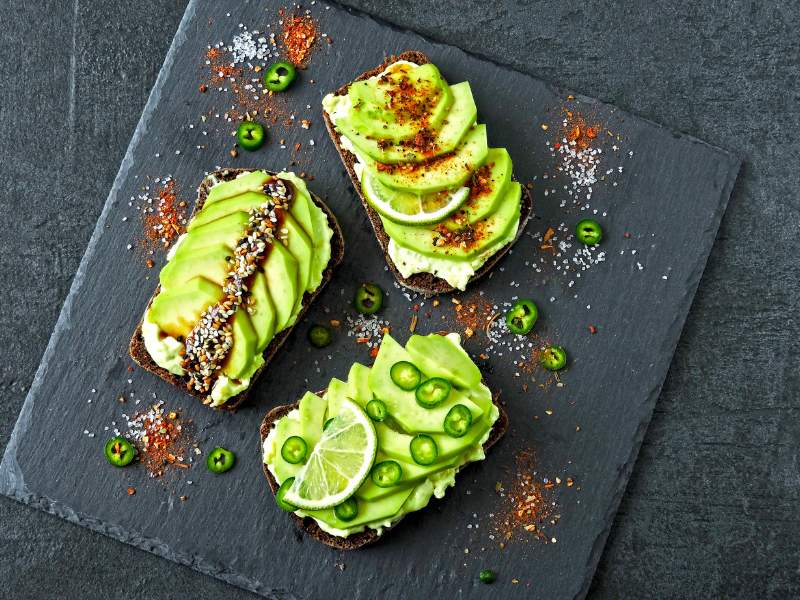 Avocado auf Brot aus Keto Backmischung