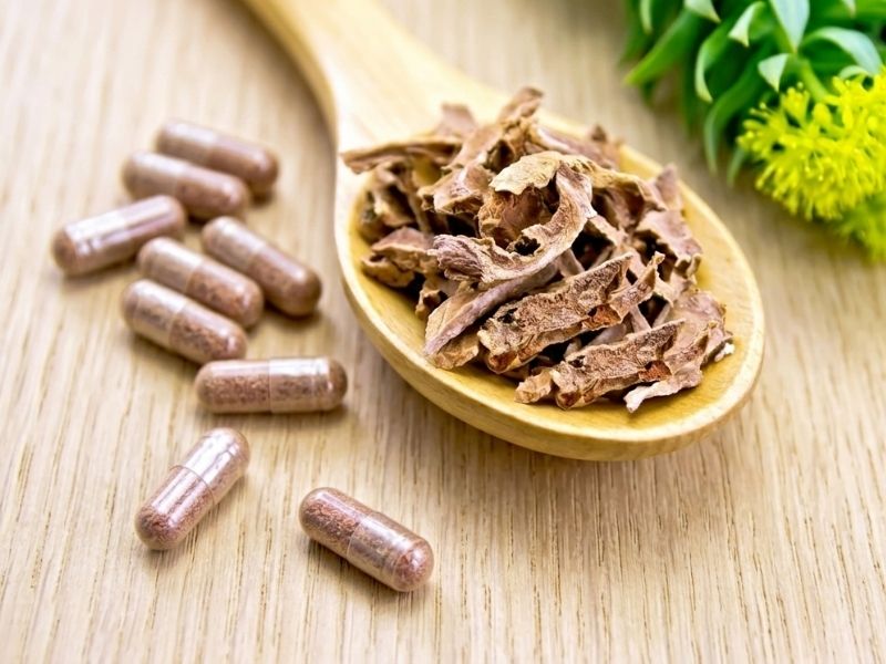 Rosenwurz Kapseln mit Rhodiola Rosea auf Löffel