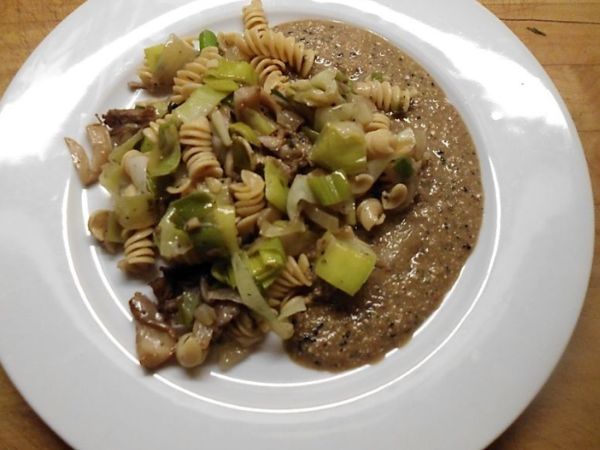 Kichererbsenspirelli mit Lauch und Austernpilzen in „umamiger“ Soße