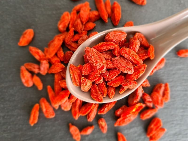 goji-beeren-getrocknet-auf-loeffel