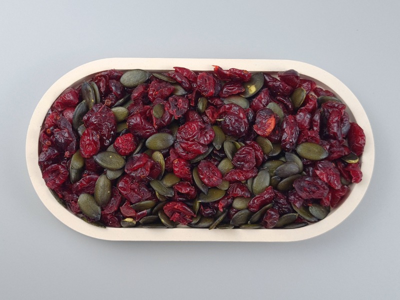 Cranberry-Kürbiskernmix in einer Schale von oben