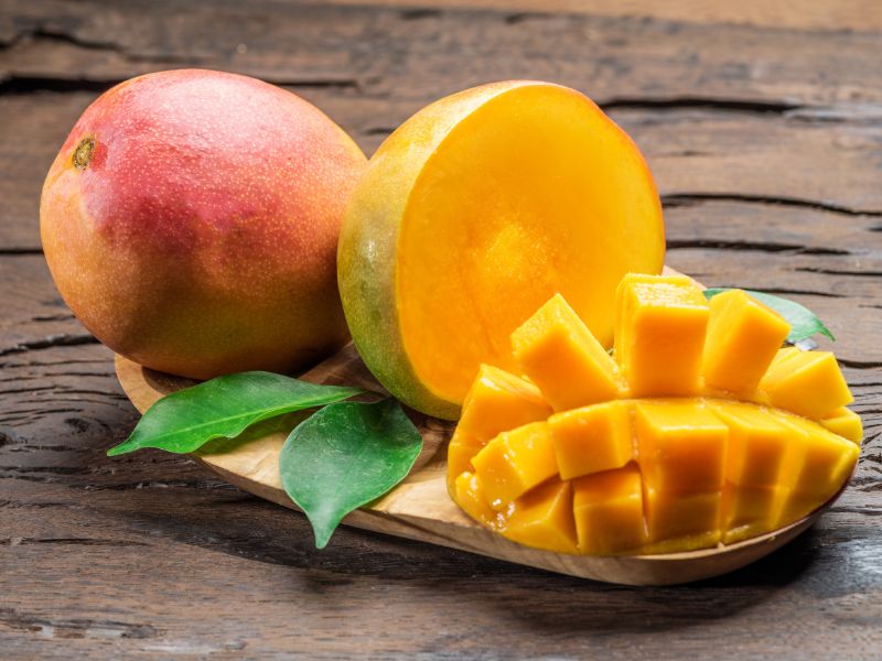 Mangowürfel und Mangos