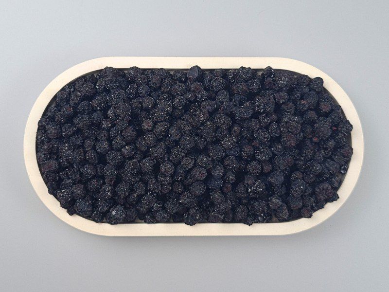 getrocknete Aroniabeeren von oben