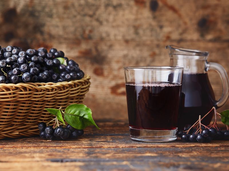 bio-aroniasaft-im-glas