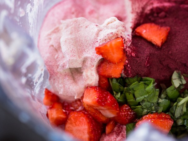 Hibiskus-Erdbeere und Basilikum Eiscreme