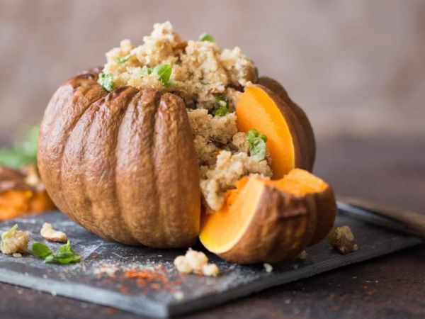 Quinoa-Mandel-Rosinen gefüllter Kürbis