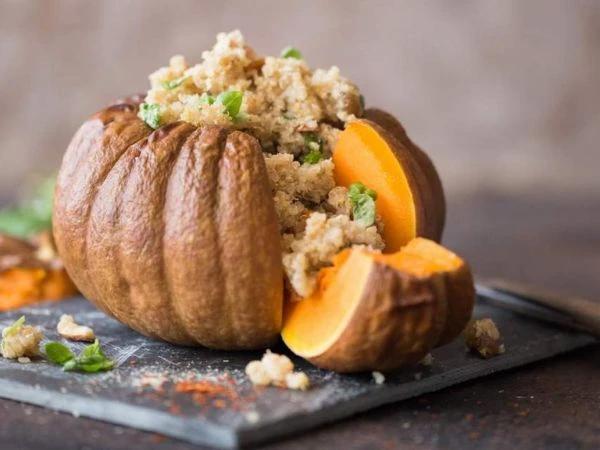 Quinoa-Mandel-Rosinen gefüllter Kürbis