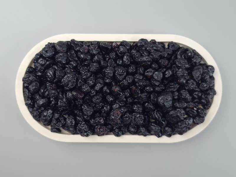 Getrocknete Heidelbeeren natürlich gesüßt mit Apfelsaftkonzentrat in der Schale von oben