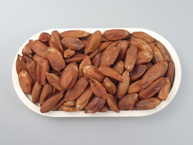 Pili Nüsse in einer Schale von oben