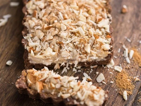 Roher Brownie Kuchen mit cremiger Cashew Füllung