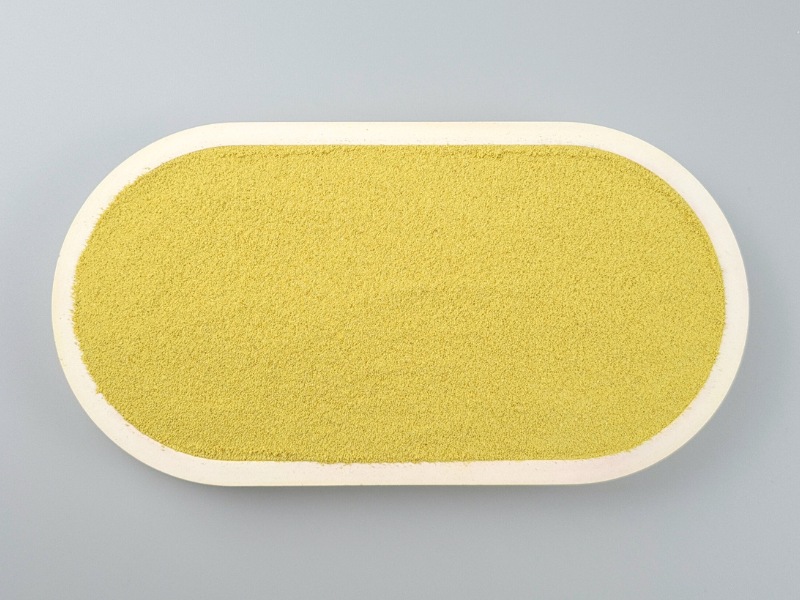 Goldene Milch Getränkepulver in einer Schale von oben