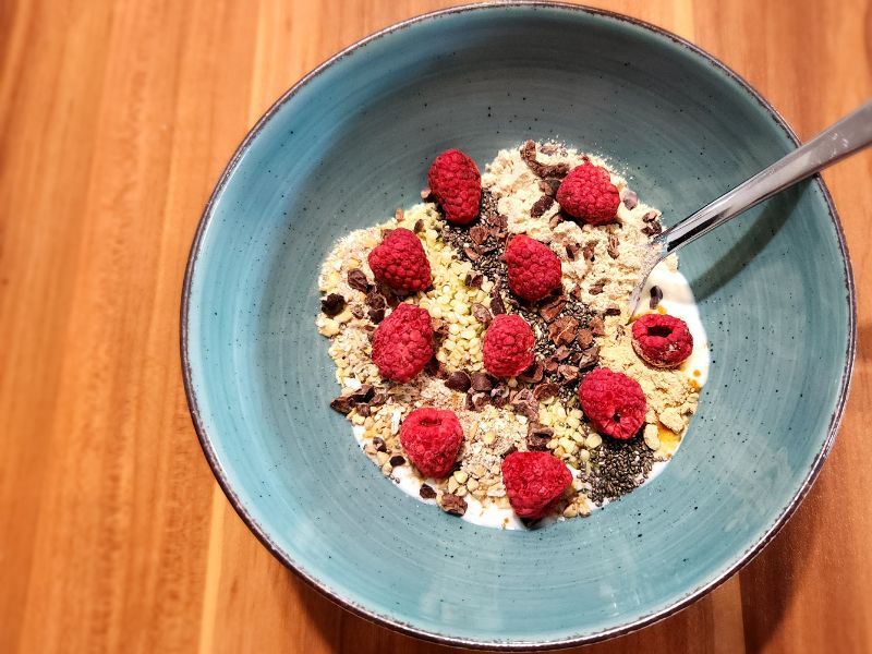 himbeeren-gefriergetrocknet-auf-muesli
