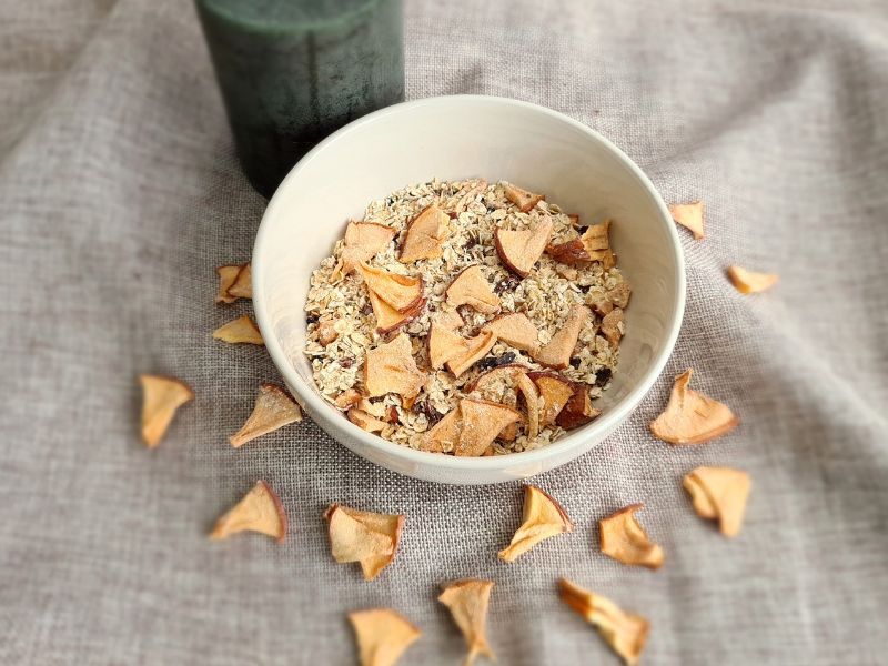 getrocknete-apfelstuecke-mit-porridge
