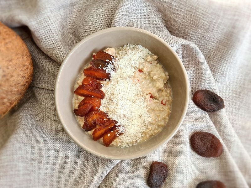 Porridge mit getrockneten Aprikosen und Kokos