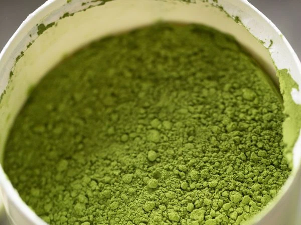 Rohe Spinat-Marzipan Riegel mit Hanfsamen-Dattel Füllung