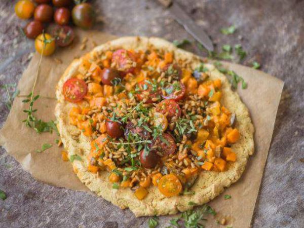 Glutenfreie Kichererbsen Pizza mit Gemüsetopping und Curry-Sonnenblumenkernen